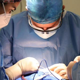 Joven fallece debido a que su "médico" lo operó con tutorial de YouTube