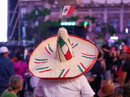La ciudadanía vitoreaba y replicaba los gritos del mandatario desde la Plaza de Armas. EL INFORMADOR/ H. FIGUEROA.