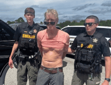 En el video, se observa a Routh, vestido con una sudadera rosa, levantando los brazos y caminando hacia los oficiales de policía. EFE / Alguacil Condado Martin