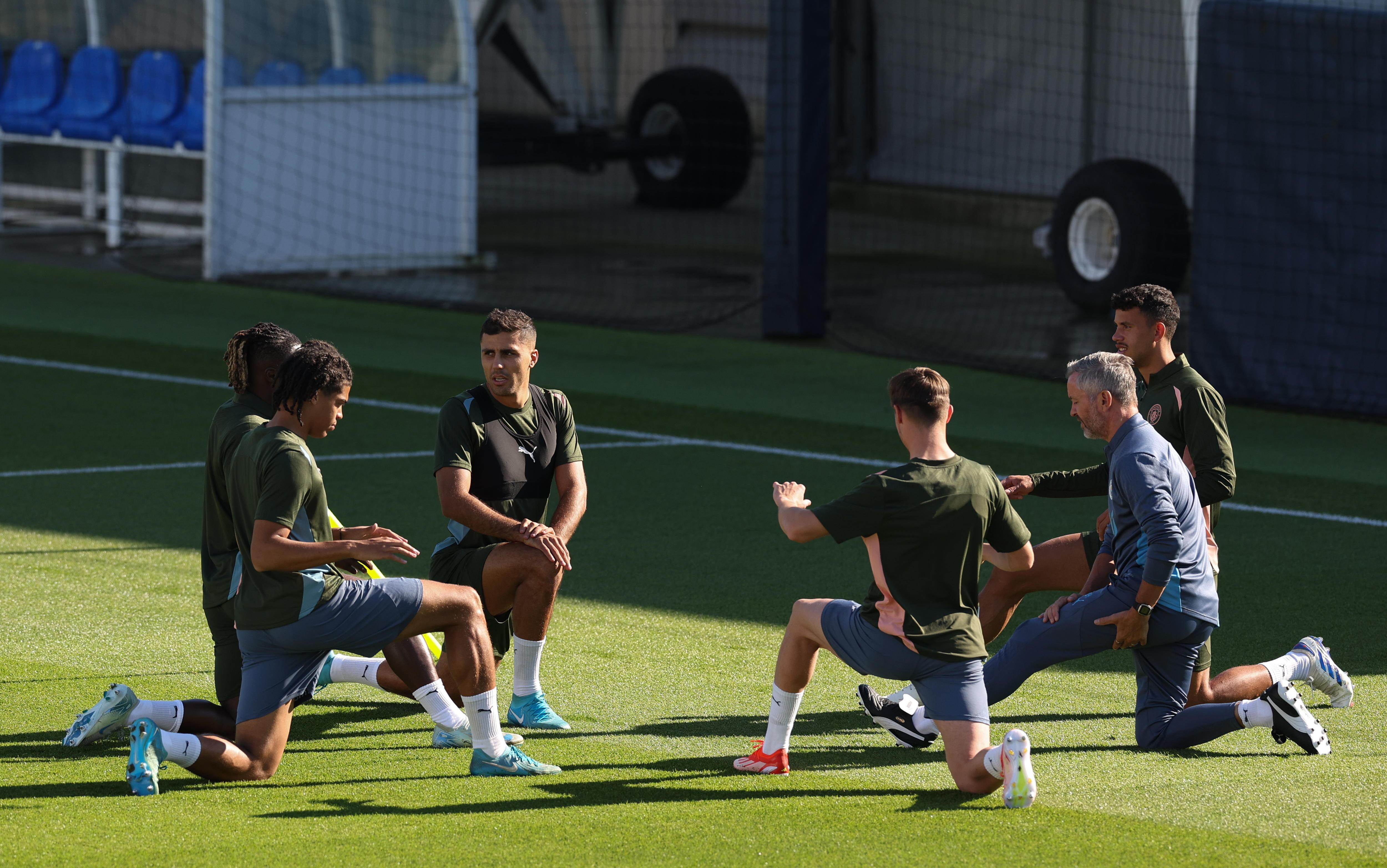 Rodri (centro) en el entrenamiento del Manchester City. Las perspectivas para las temporadas 2024-25 y 2025-26 son de una mayor congestión de partidos.  EFE/A. Vaughan