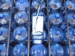 Estudios rigurosos demuestran que el agua es suficiente para mantener nuestro cuerpo funcionando correctamente en la mayoría de las situaciones. EL INFORMADOR / ARCHIVO