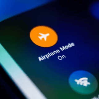 ¿Qué pasa si no pongo mi teléfono en "modo avión" en un vuelo?