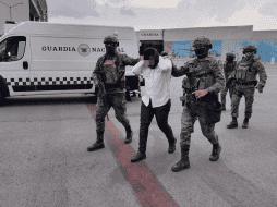 Este jueves por la tarde, un convoy militar capturó a este individuo, cuyo rostro y nombre son desconocidos debido a que siempre usa capucha. ESPECIAL