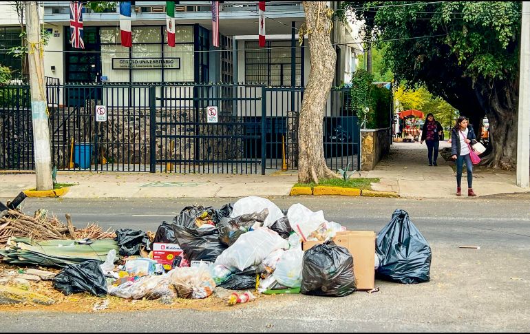 Durante los últimos dos años, habitantes de Guadalajara denunciaron la intermitencia o la falta de recolección de basura en sus colonias. El Ayuntamiento tapatío responsabiliza a la empresa Caabsa. En la imagen, montones de residuos en una esquina de la calle Justo Sierra, por la colonia Arcos Vallarta.  EL INFORMADOR/A. Navarro