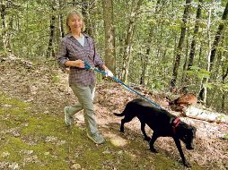 Susannah Johnston relató que ha sufrido tres lesiones al momento de pasear a su perro, una cruza de labrador de más de 20 kilos. AP