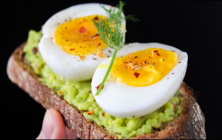 Incorporar huevos en tu dieta diaria puede ofrecer varios beneficios, como mejorar la salud ocular, proporcionar proteínas y ayudar en el control del peso.  CANVA