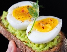 Incorporar huevos en tu dieta diaria puede ofrecer varios beneficios, como mejorar la salud ocular, proporcionar proteínas y ayudar en el control del peso.  CANVA