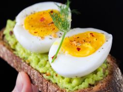 Incorporar huevos en tu dieta diaria puede ofrecer varios beneficios, como mejorar la salud ocular, proporcionar proteínas y ayudar en el control del peso.  CANVA