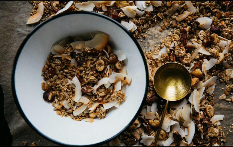 Aunque todavía se está investigando exactamente cómo actúan, se cree que los antioxidantes ayudan a proteger las células óseas del daño y a mantener su fortaleza. UNSPLASH / R. GORJESTANI