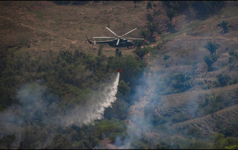 Vista aérea de un helicóptero combatiendo incendios forestales, en la región San Martín, Perú. Xinhua/Presidencia de Perú