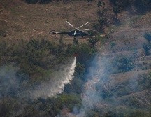 Vista aérea de un helicóptero combatiendo incendios forestales, en la región San Martín, Perú. Xinhua/Presidencia de Perú
