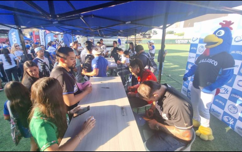 Decenas de aficionados de los Charros de Jalisco se dieron cita en el Estadio Panamericano de Béisbol para participar en una activación. EL INFORMADOR/ J. ROBLES.