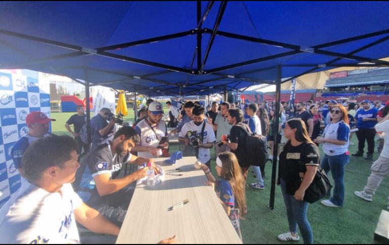 Decenas de aficionados de los Charros de Jalisco se dieron cita en el Estadio Panamericano de Béisbol para participar en una activación. EL INFORMADOR/ J. ROBLES.