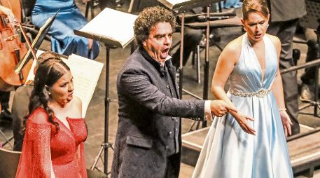 Rolando Villazón. El tenor (al Centro) desplegó su deslumbrante talento acompañado por Itzeli del Rosario (izquierda) Anabel de la Mora (derecha). EL INFORMADOR/A. Navarro