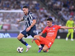 Lucas Ocampos, uno de los fichajes de Monterrey para esta campaña, disputa el balón con Roberto Meraz. IMAGO7/A. Jiménez