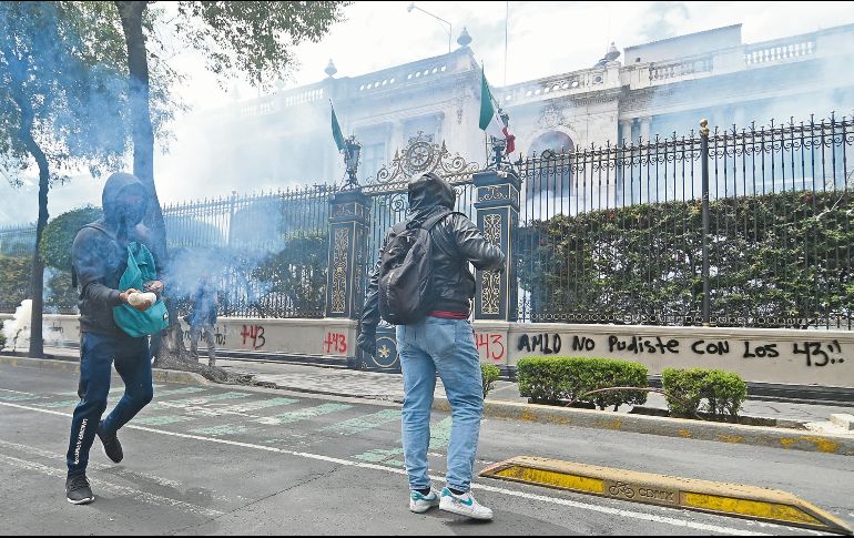 Al final de los discursos de los padres de familia, un grupo de estudiantes lanzó proyectiles y rompió vidrios. EFE