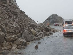 Deslaves en la nueva carretera que lleva a la costa oaxaqueña por las constantes lluvias generadas por 