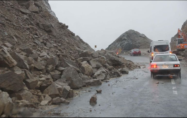 Deslaves en la nueva carretera que lleva a la costa oaxaqueña por las constantes lluvias generadas por 