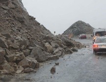 Deslaves en la nueva carretera que lleva a la costa oaxaqueña por las constantes lluvias generadas por 