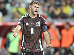 El delantero mexicano Santiago Giménez sufrió una fuerte lesión en el muslo que lo dejará fuera lo que resta del año. IMAGO7