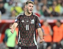 El delantero mexicano Santiago Giménez sufrió una fuerte lesión en el muslo que lo dejará fuera lo que resta del año. IMAGO7