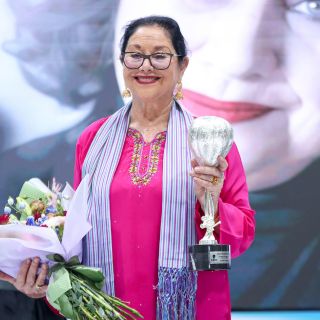 Recibe Angélica Aragón distinción “Esfera de Luz – Homenaje a la Trayectoria”