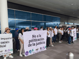 En el Aeropuerto Internacional de Mérida, los trabajadores del PJF reafirmaron su decisión de mantener el paro. ESPECIAL