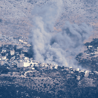 Miles de sirios y libaneses cruzan a Siria por bombardeos israelíes en el Líbano