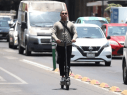 En ningún caso se permitirá circular utilizando aparatos electrónicos ni audífonos o auriculares. EL INFORMADOR/ A. Navarro