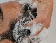 Mientras que la acumulación de aceites naturales puede mejorar la salud y apariencia del cabello, también es importante estar atento a la acumulación de productos y olores. CANVA