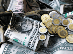 El tipo de cambio del peso frente al dólar retrocedió, después de que la Junta de Gobierno del Banco de México anunciará un nuevo recorte a su tasa de interés. AP / NTX / ARCHIVO