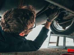 Verificar que un automóvil de segunda mano esté en óptimas condiciones puede ser complicado, ya que es necesario examinar todos sus componentes en detalle. Pexels