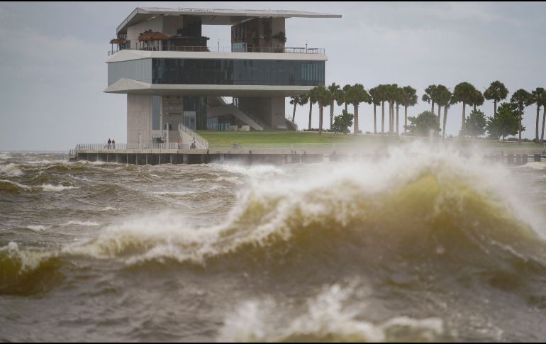 Intensas olas circundan el embarcadero St. Pete mientras el huracán Helene pasa al oeste de Tampa Bay en St. Petersburg, Florida. AP