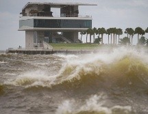 Intensas olas circundan el embarcadero St. Pete mientras el huracán Helene pasa al oeste de Tampa Bay en St. Petersburg, Florida. AP