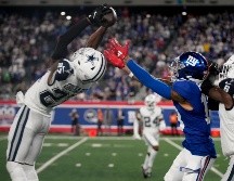 Amani Oruwariye intercepta un pase dirigido a Isaiah Hodgins. La defensiva de los Cowboys mostró consistencia a lo largo del  encuentro, al no permitir que los Giants llegaran hasta la zona de anotación. AP/B. Woolston