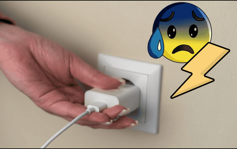 Aunque el consumo de energía de un cargador de celular enchufado pero sin usar puede parecer mínimo, la suma de varios cargadores y el tiempo que permanecen conectados puede tener un impacto significativo en el consumo eléctrico del hogar.  CANVA