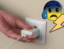 Aunque el consumo de energía de un cargador de celular enchufado pero sin usar puede parecer mínimo, la suma de varios cargadores y el tiempo que permanecen conectados puede tener un impacto significativo en el consumo eléctrico del hogar.  CANVA