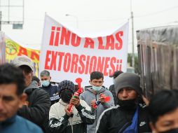 Transportistas se manifiestan durante una protesta en Lima. EFE/ P. Aguilar