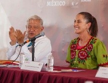 El Presidente de México, Andrés Manuel López Obrador, y la presidenta electa, Claudia Sheinbaum (d), participan durante un acto protocolario este viernes en la comunidad indígena de Vícam, capital de la Nación Yaqui, en el municipio de Guaymas, Sonora. EFE/D. Sánchez