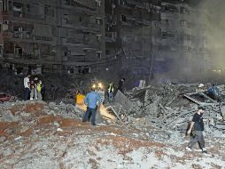 Equipos de rescate trabajaron horas entre los escombros. EFE