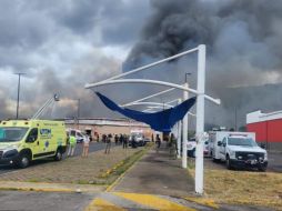 En cuestión de minutos, el fuego se ha propagado rápidamente por el lugar, causando preocupación e incertidumbre entre los vecinos. EL INFORMADOR / O. González
