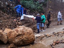 Autoridades oaxaqueñas confirmaron el hallazgo de dos cuerpos, quienes quedaron sepultados en su casa tras el deslave de un cerro. EFE/ David Guzmán