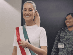 En un video compartido en redes, se aprecia el momento en que la presidenta electa se prueba la banda presidencial. X/@Claudiashein