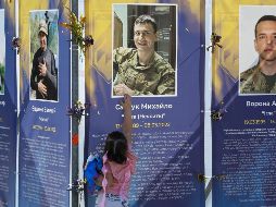 Ayer en Kiev, miles de familias se reunieron para recordar a los soldados que han muerto en los combates contra el Ejército ruso. EFE/S. Dolzhenko