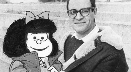 “Quino” sostiene una ilustración de las primeras versiones del personaje. ESPECIAL