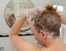 Si se tiene el cabello teñido o dañado, lo mejor es utilizar shampoo una sola vez. UNSPLASH/Anthony Wade