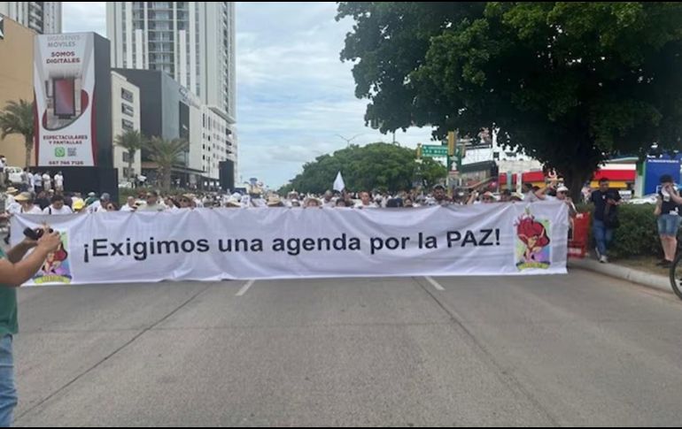 Los asistentes a esta nueva manifestación contra el clima de violencia, portaron pancartas con los mensajes 