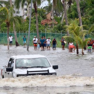 López Obrador lamenta muerte de 15 personas por el huracán 'John' en Acapulco
