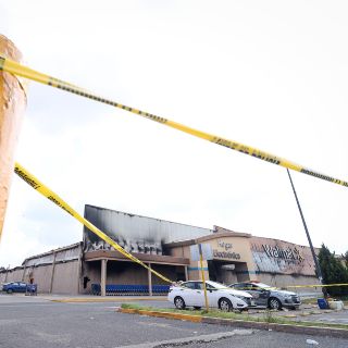 Continúan labores de enfriamiento en el supermercado incendiado en Zapopan