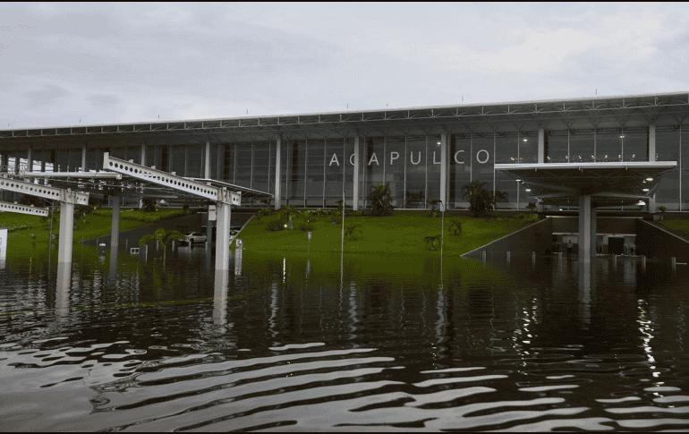 El estacionamiento de la terminal dos del  Aeropuerto Internacional de Acapulco , inaugurado hace seis años por Peña Nieto, se mantiene anegado. SUN / V. Rosas